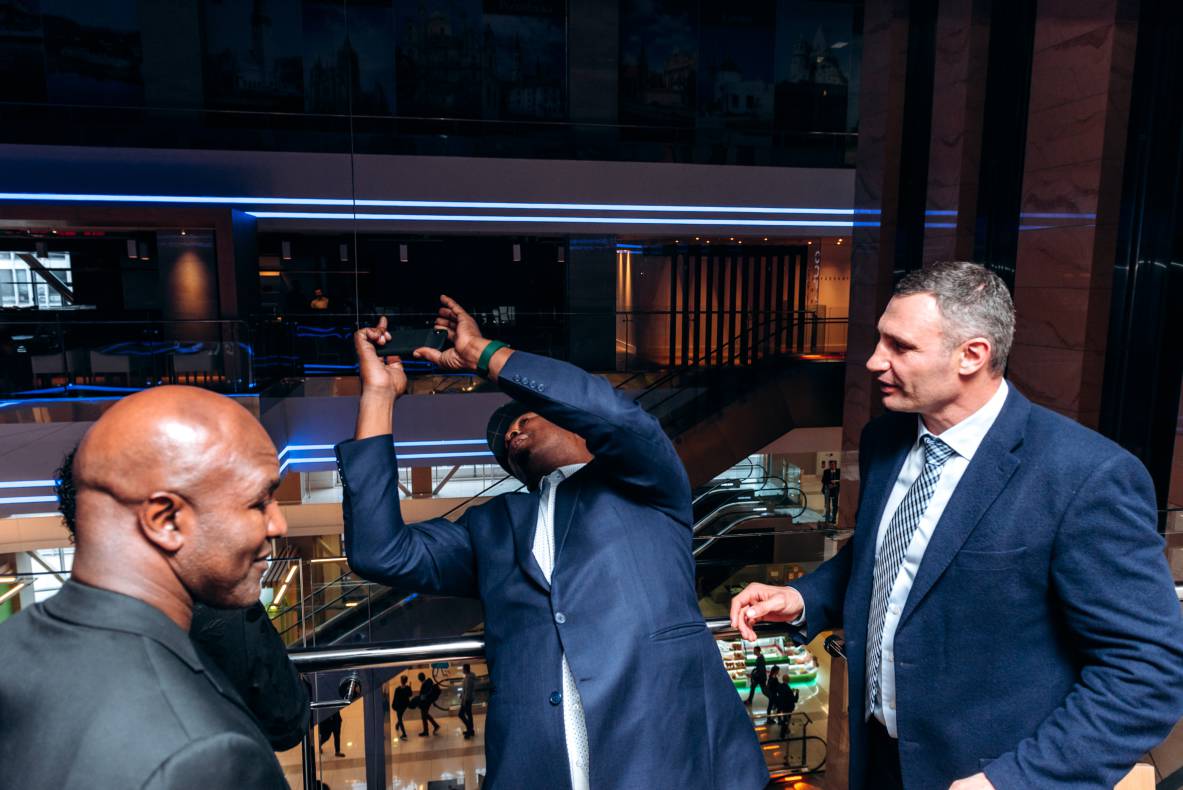 Зустріч з легендами світового боксу — Холіфілдом, Льюїсом та Кличком image-5