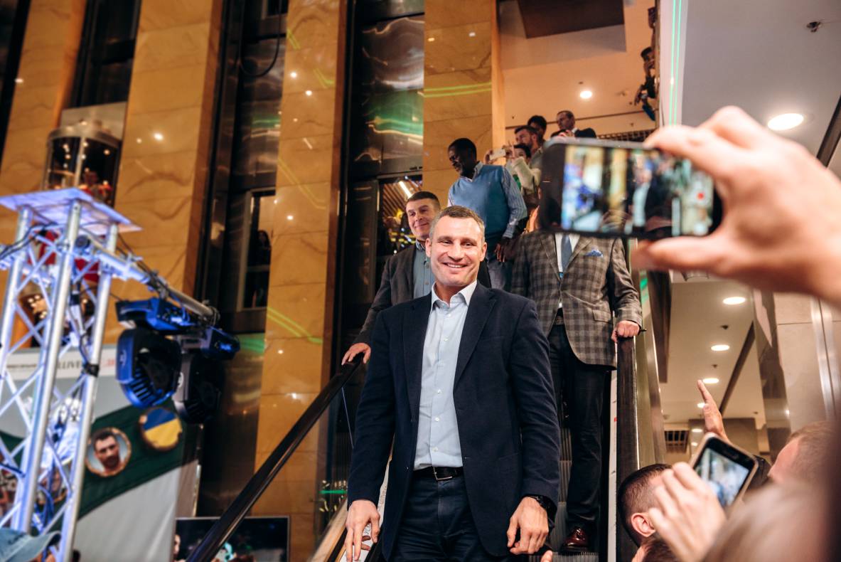 Зустріч з легендами світового боксу — Холіфілдом, Льюїсом та Кличком image-6