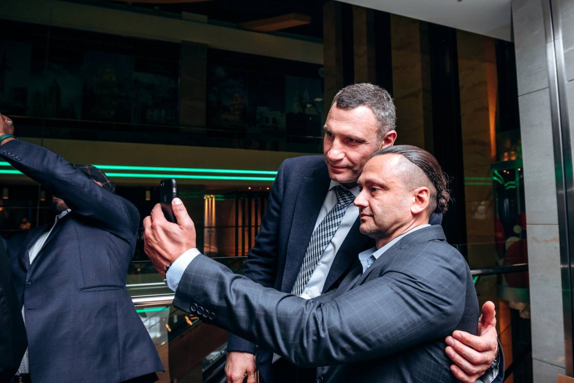 Зустріч з легендами світового боксу — Холіфілдом, Льюїсом та Кличком image-8