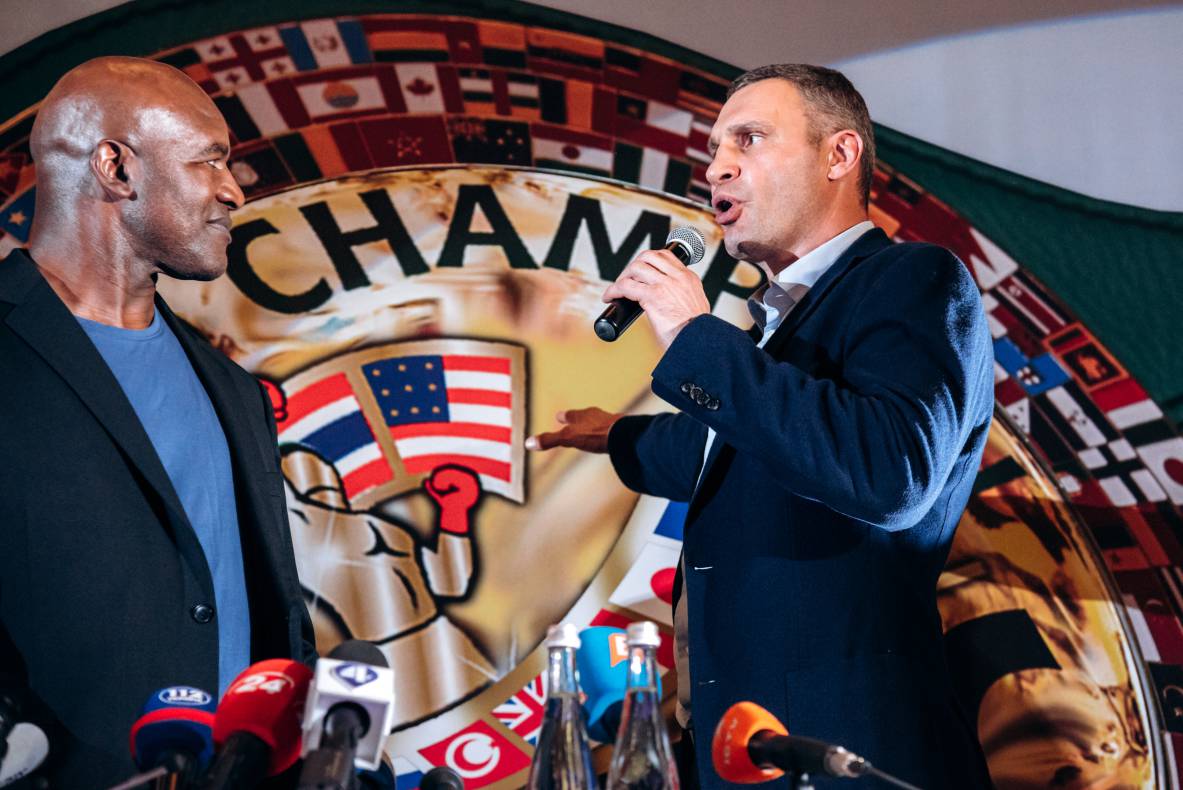 Зустріч з легендами світового боксу — Холіфілдом, Льюїсом та Кличком image-38