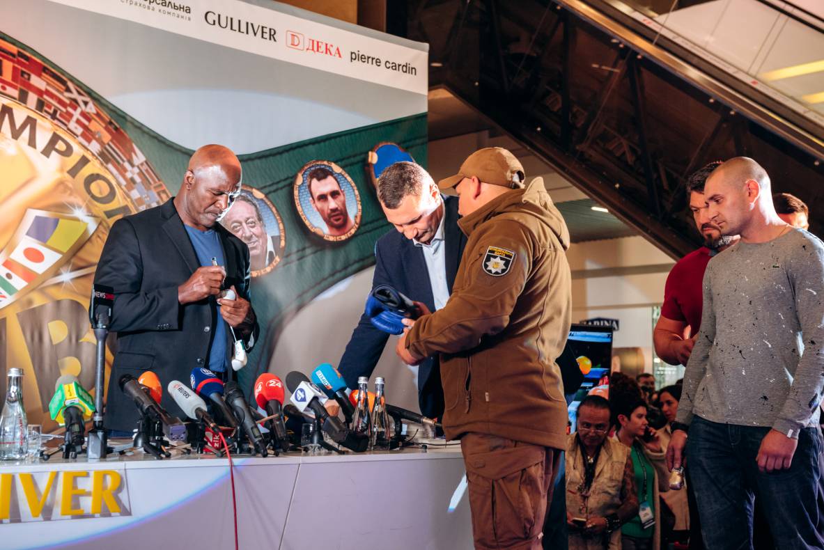 Зустріч з легендами світового боксу — Холіфілдом, Льюїсом та Кличком image-44