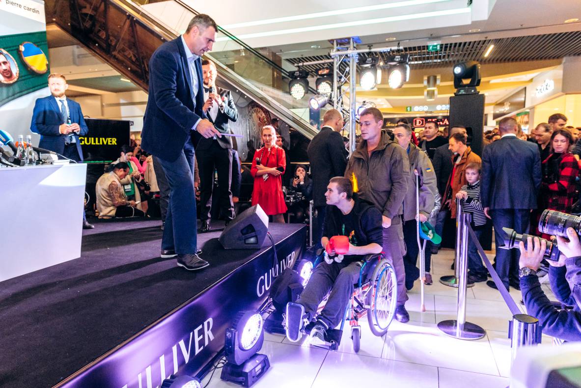 Зустріч з легендами світового боксу — Холіфілдом, Льюїсом та Кличком image-46