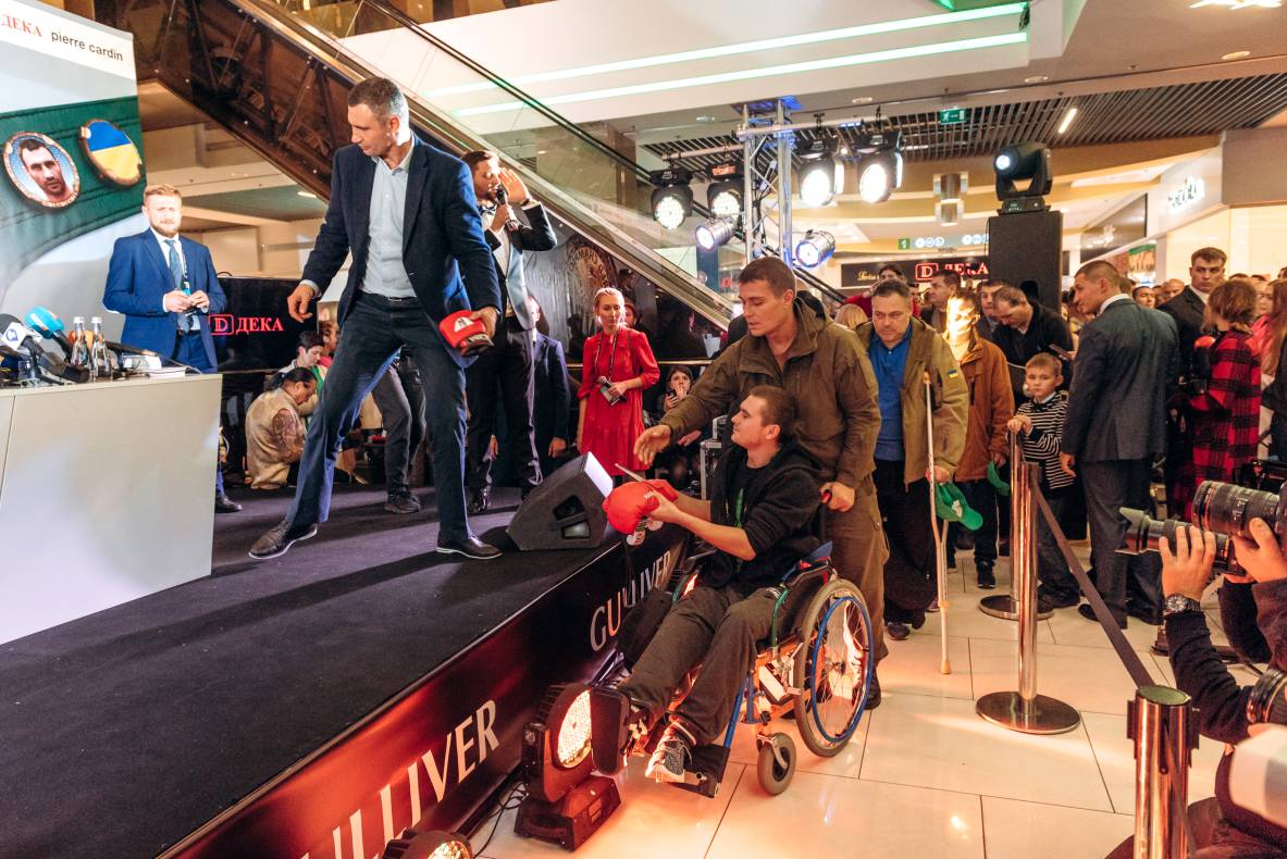 Зустріч з легендами світового боксу — Холіфілдом, Льюїсом та Кличком image-48