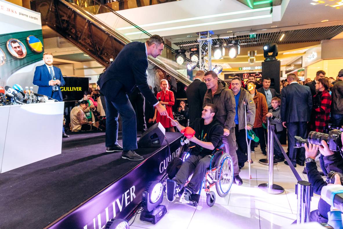 Зустріч з легендами світового боксу — Холіфілдом, Льюїсом та Кличком image-49