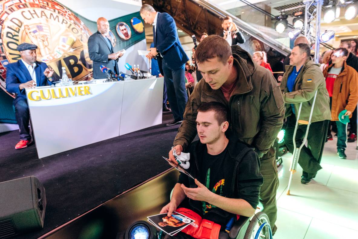 Зустріч з легендами світового боксу — Холіфілдом, Льюїсом та Кличком image-51