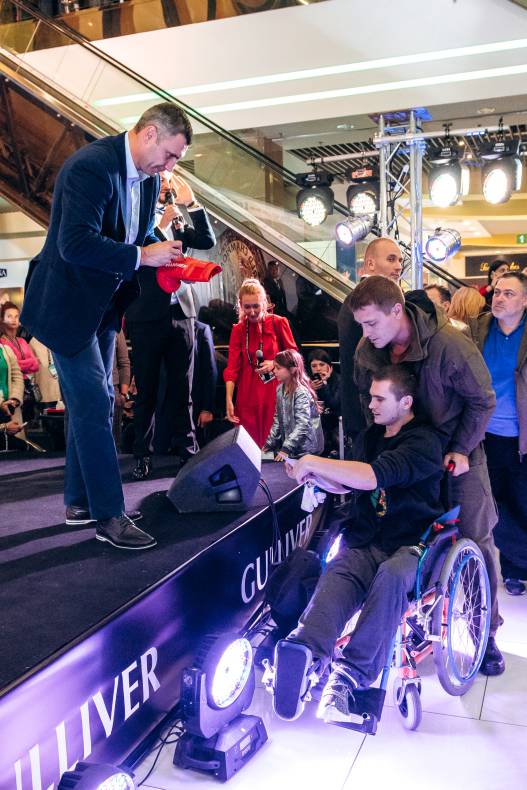 Зустріч з легендами світового боксу — Холіфілдом, Льюїсом та Кличком image-54