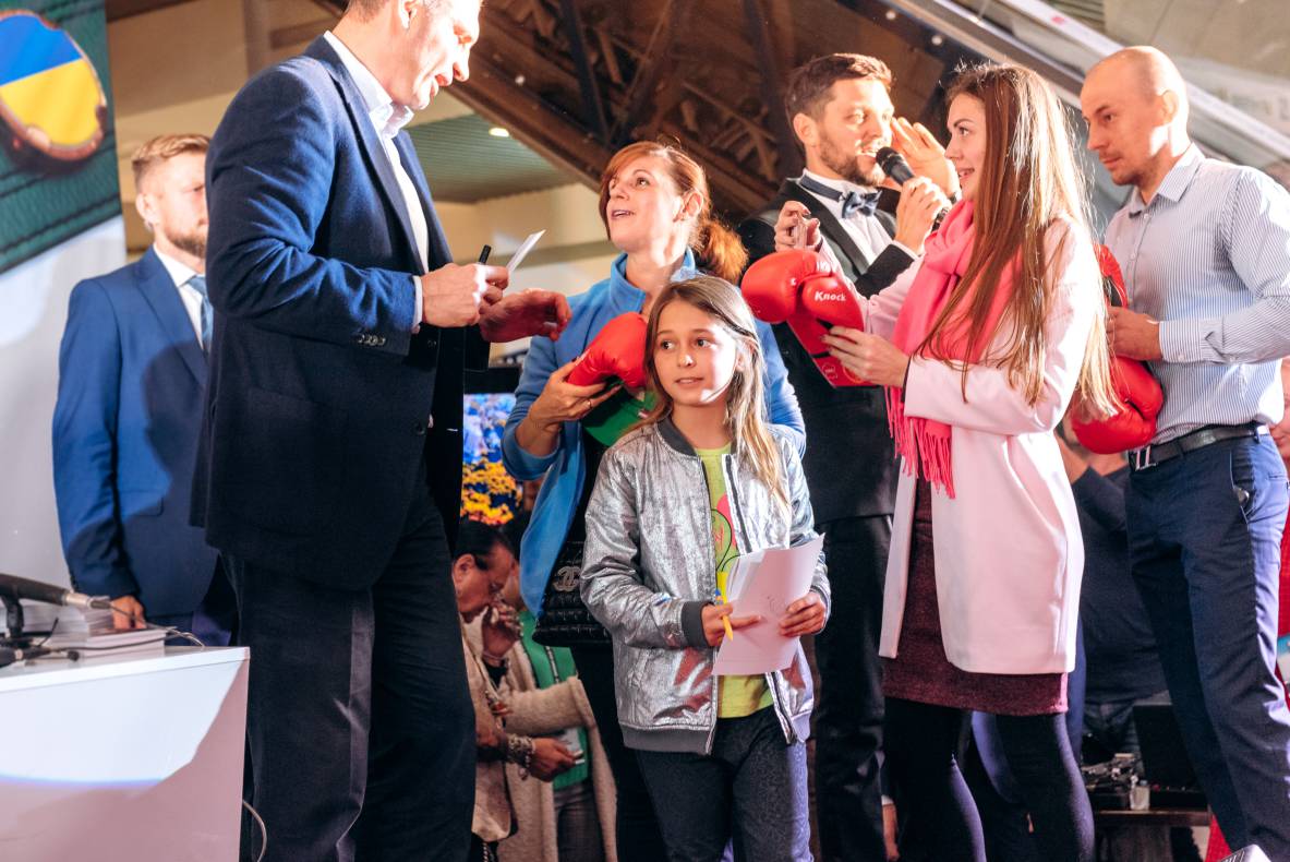 Зустріч з легендами світового боксу — Холіфілдом, Льюїсом та Кличком image-56