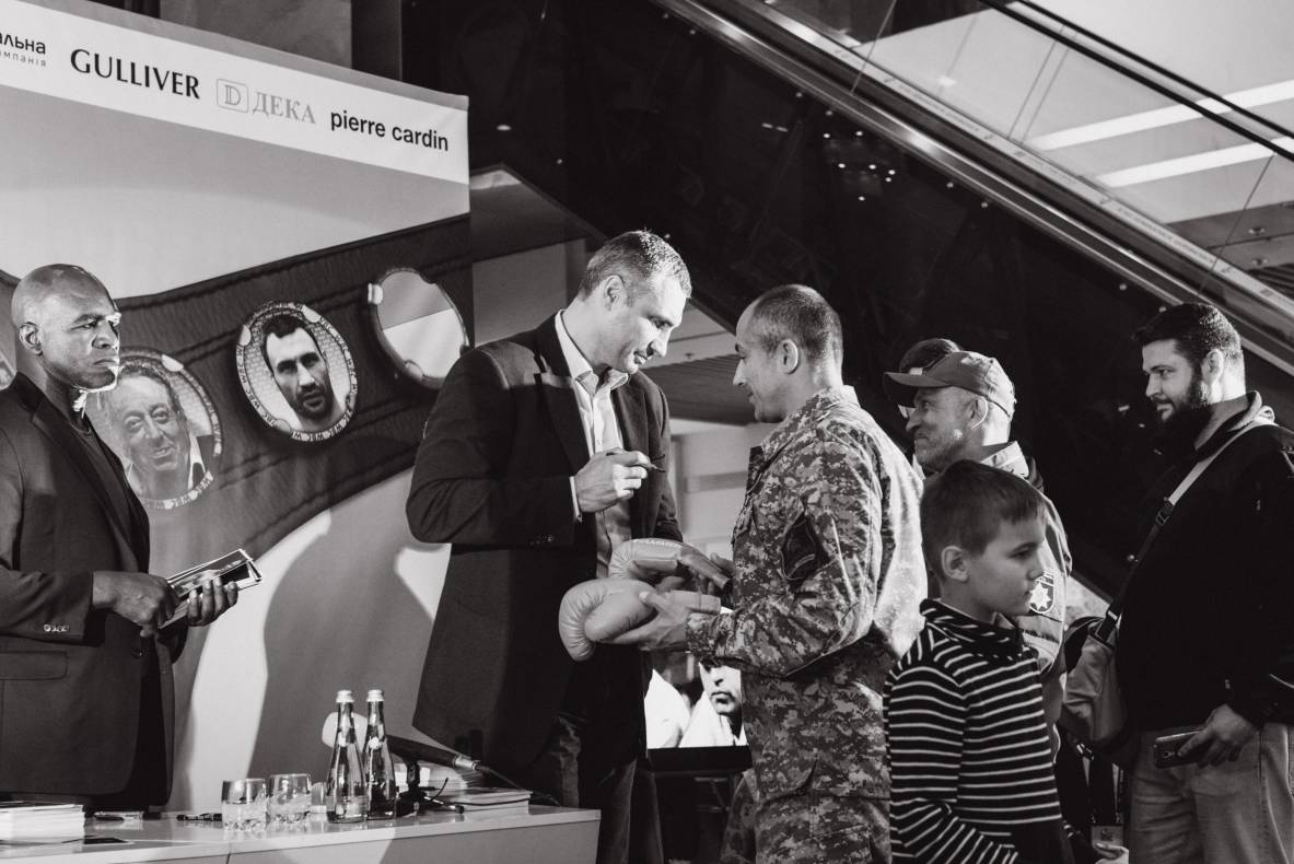 Зустріч з легендами світового боксу — Холіфілдом, Льюїсом та Кличком image-57