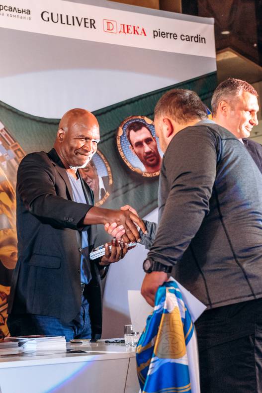 Зустріч з легендами світового боксу — Холіфілдом, Льюїсом та Кличком image-60