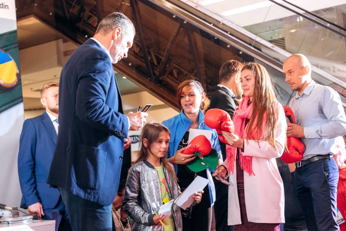 Зустріч з легендами світового боксу — Холіфілдом, Льюїсом та Кличком image-61