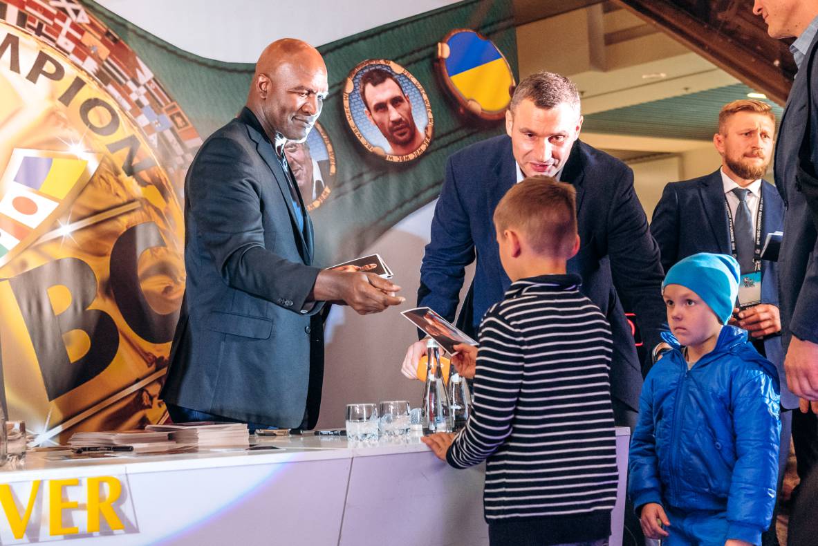 Зустріч з легендами світового боксу — Холіфілдом, Льюїсом та Кличком image-62