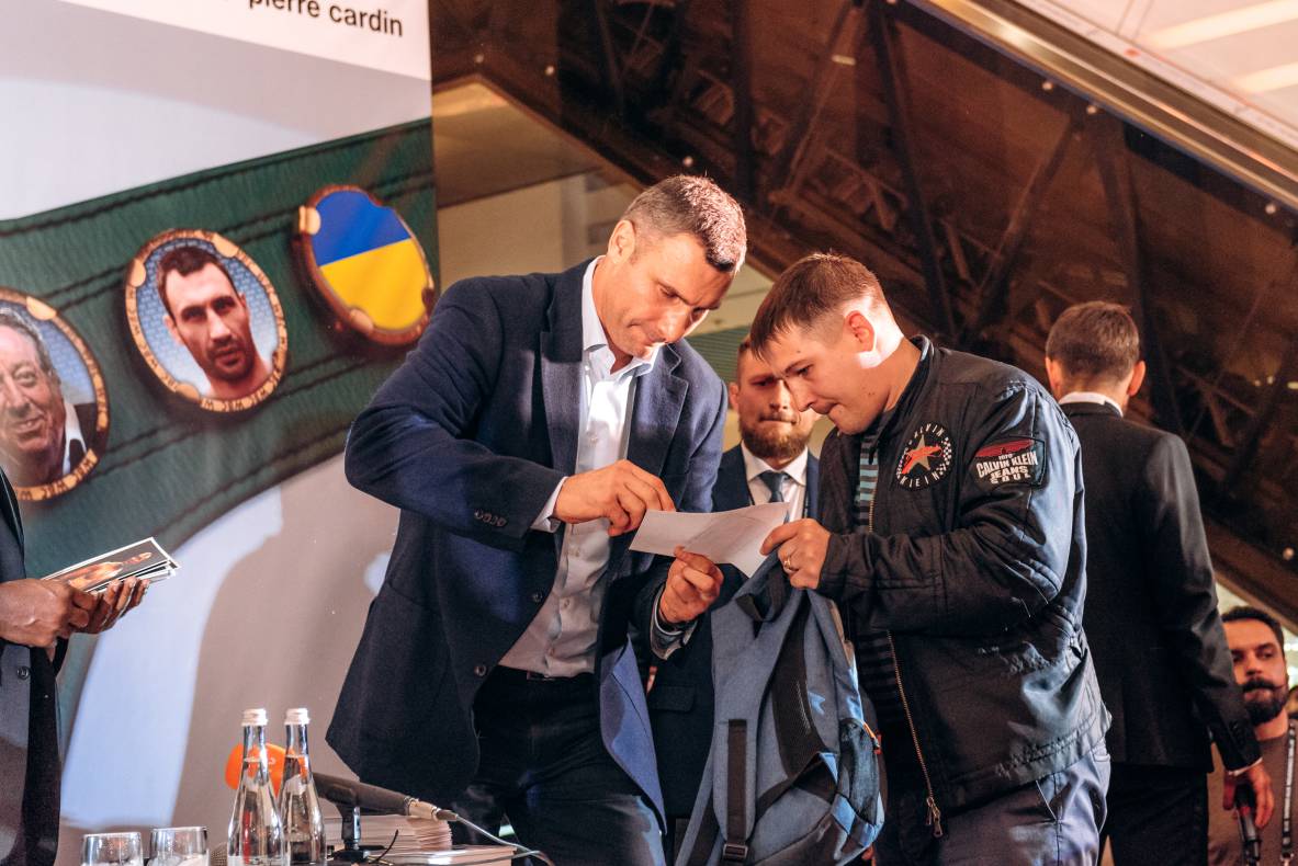 Зустріч з легендами світового боксу — Холіфілдом, Льюїсом та Кличком image-67