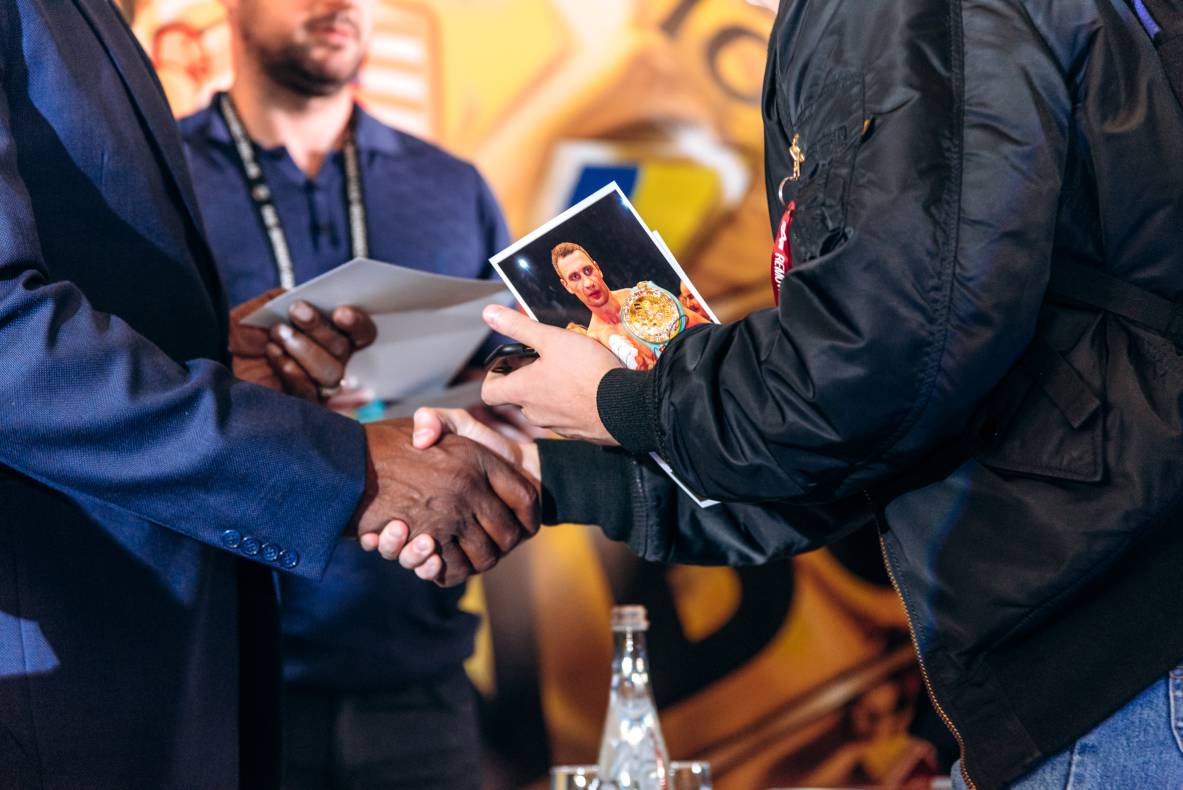 Зустріч з легендами світового боксу — Холіфілдом, Льюїсом та Кличком image-75