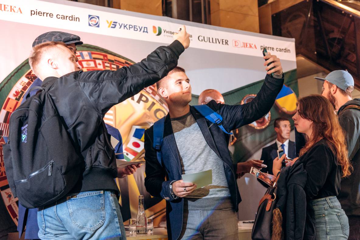 Зустріч з легендами світового боксу — Холіфілдом, Льюїсом та Кличком image-77