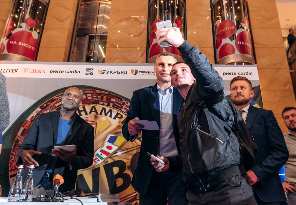 Зустріч з легендами світового боксу — Холіфілдом, Льюїсом та Кличком image-87