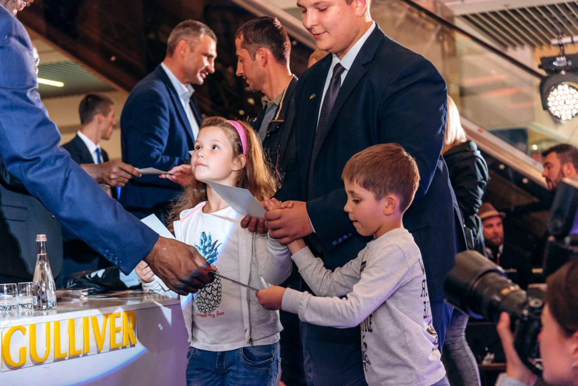 Зустріч з легендами світового боксу — Холіфілдом, Льюїсом та Кличком image-92