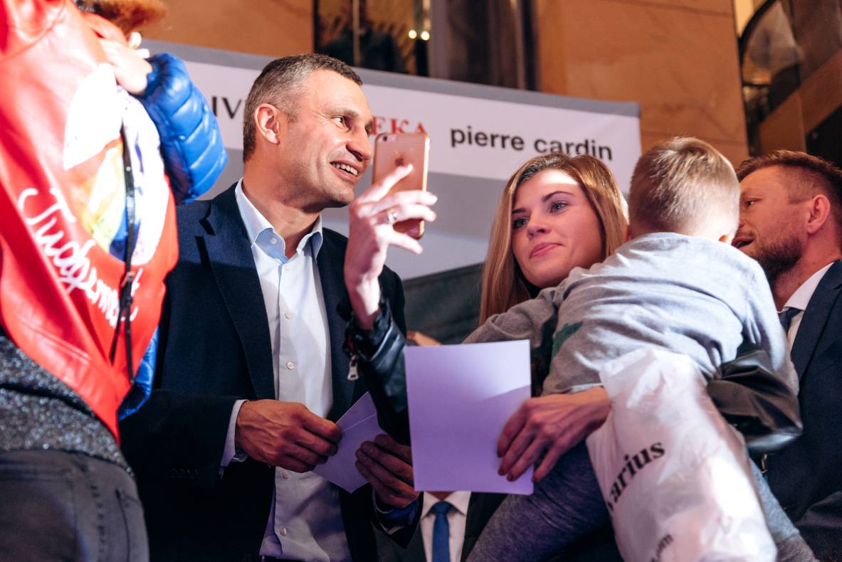 Зустріч з легендами світового боксу — Холіфілдом, Льюїсом та Кличком image-94