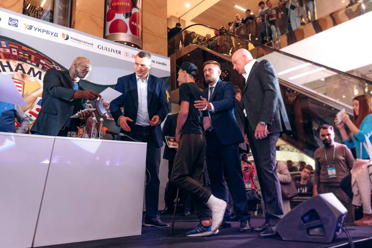 Зустріч з легендами світового боксу — Холіфілдом, Льюїсом та Кличком image-93