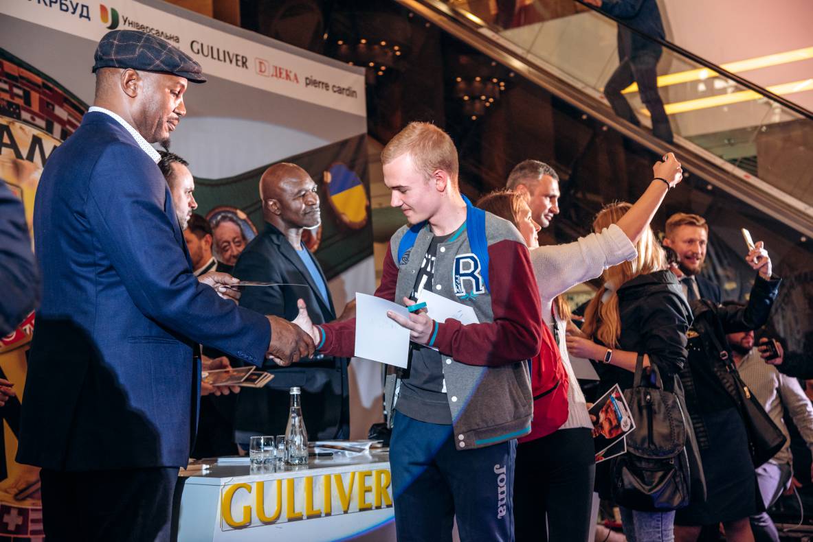 Зустріч з легендами світового боксу — Холіфілдом, Льюїсом та Кличком image-96