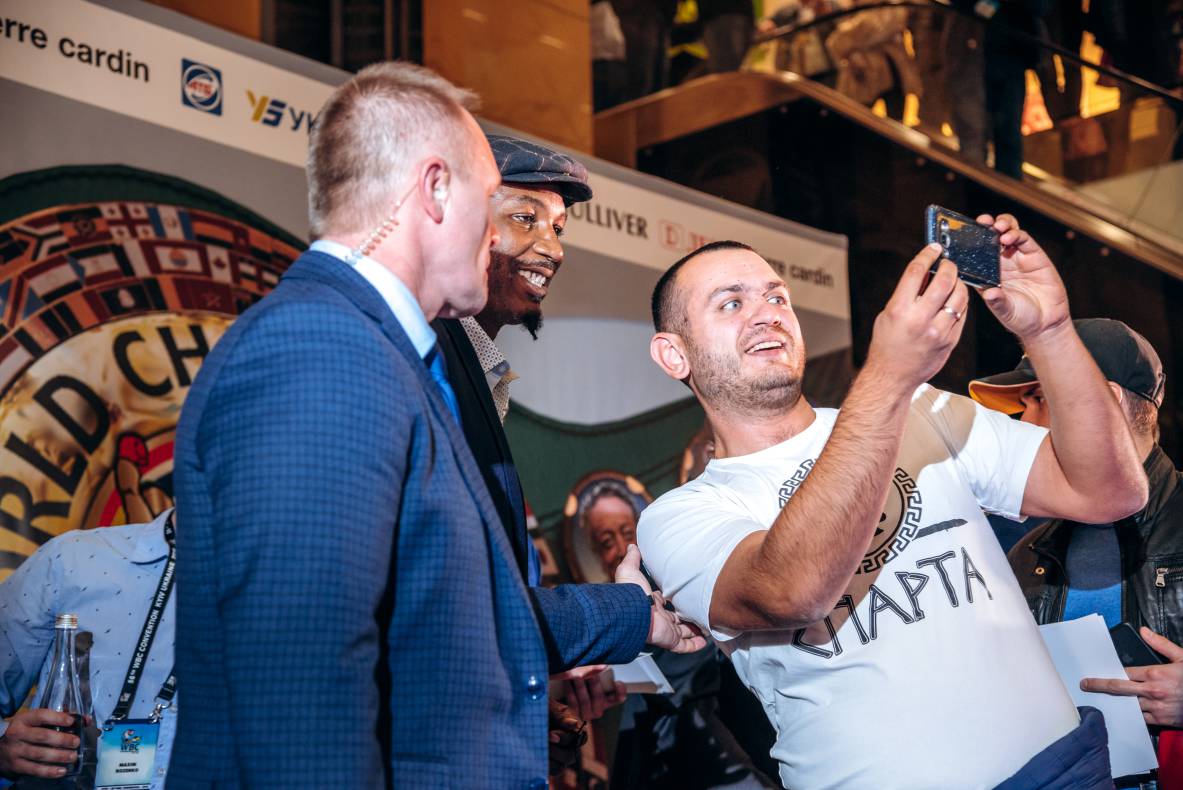 Зустріч з легендами світового боксу — Холіфілдом, Льюїсом та Кличком image-100