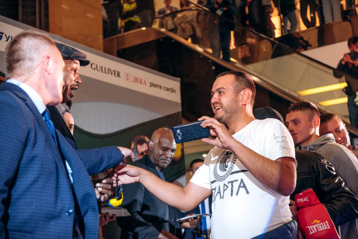 Зустріч з легендами світового боксу — Холіфілдом, Льюїсом та Кличком image-101