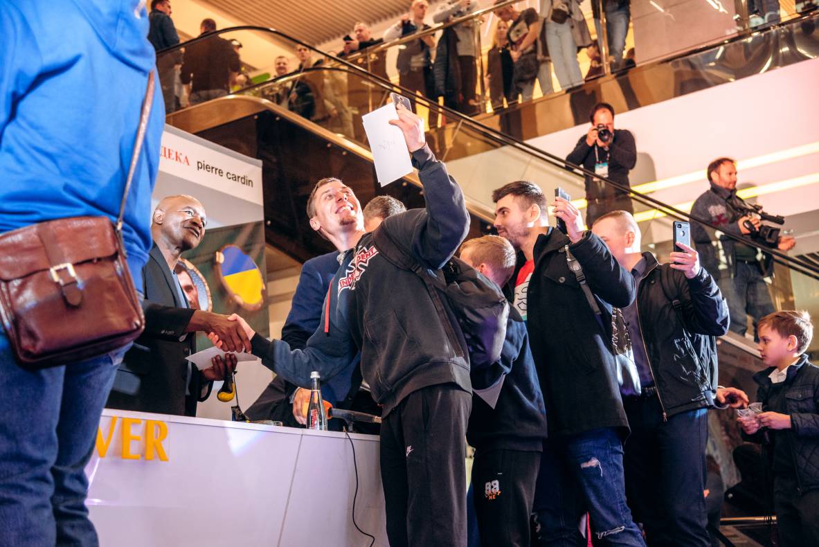 Зустріч з легендами світового боксу — Холіфілдом, Льюїсом та Кличком image-107