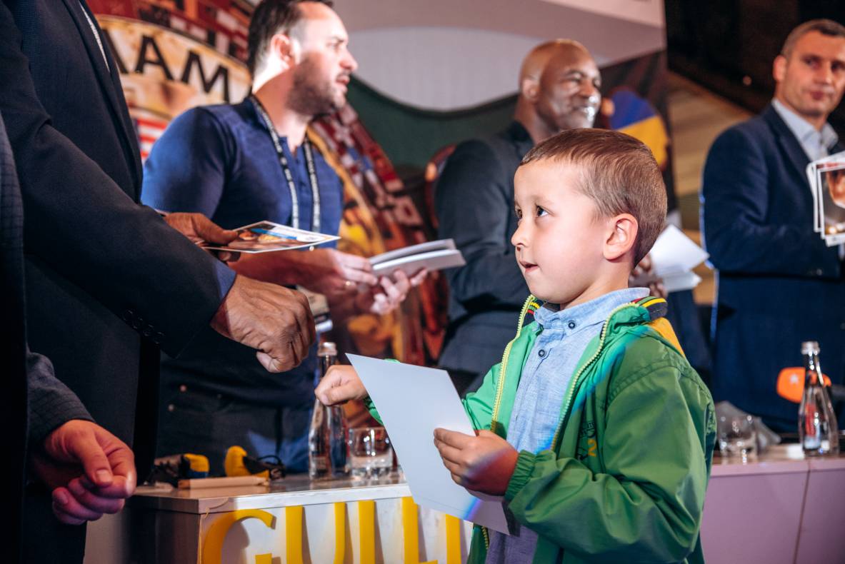 Зустріч з легендами світового боксу — Холіфілдом, Льюїсом та Кличком image-111