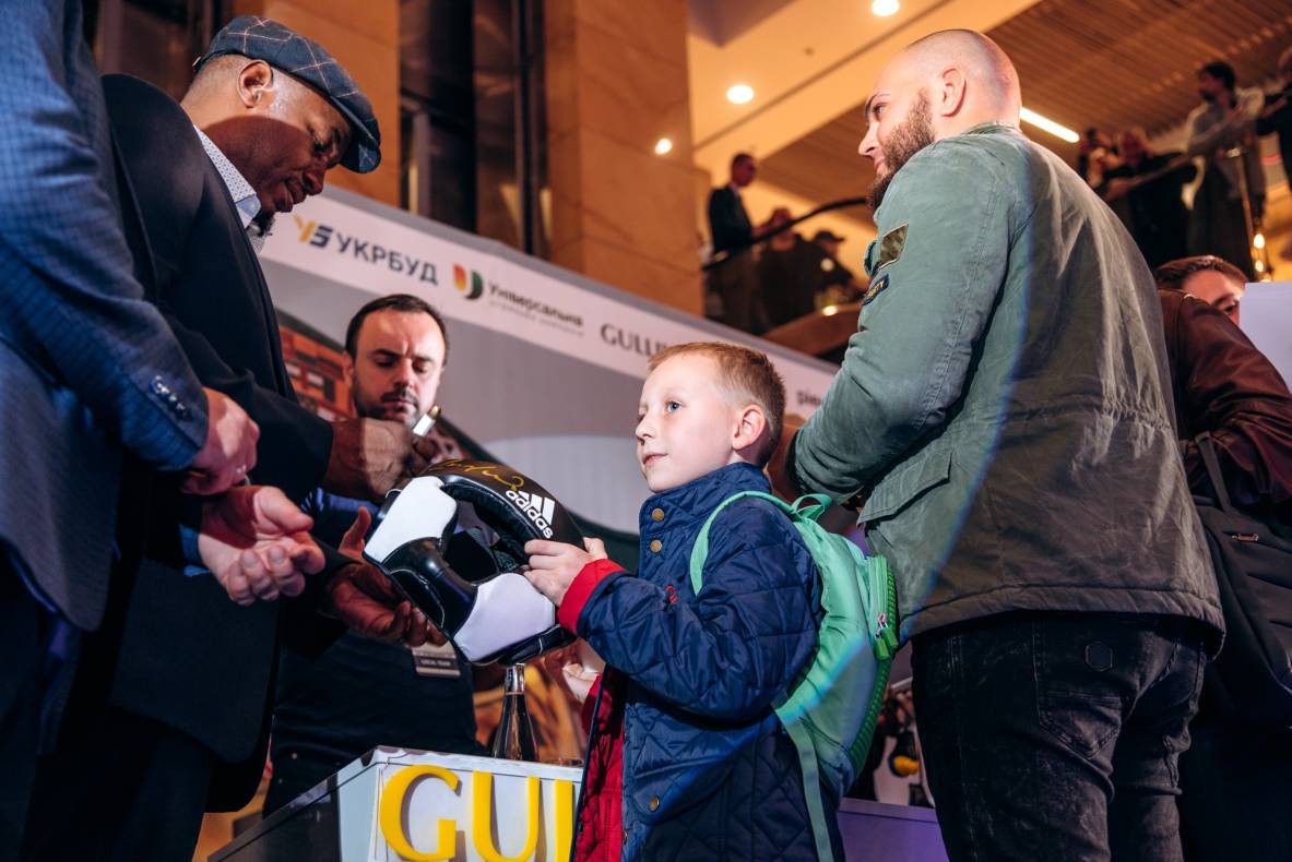 Зустріч з легендами світового боксу — Холіфілдом, Льюїсом та Кличком image-113