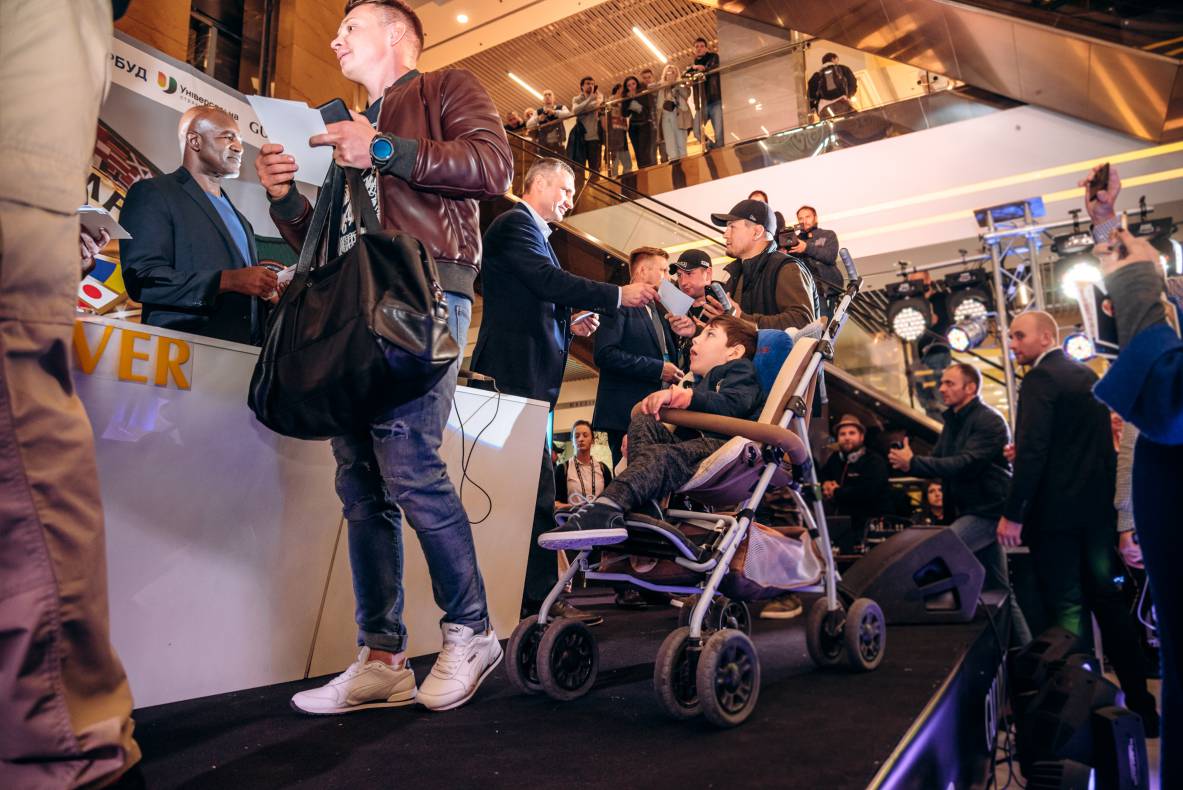 Зустріч з легендами світового боксу — Холіфілдом, Льюїсом та Кличком image-112