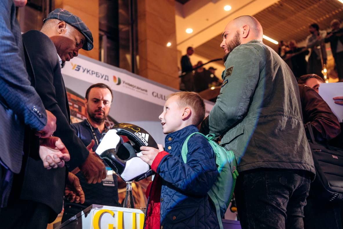 Зустріч з легендами світового боксу — Холіфілдом, Льюїсом та Кличком image-115