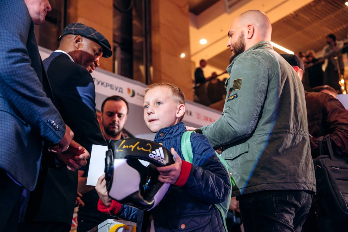 Зустріч з легендами світового боксу — Холіфілдом, Льюїсом та Кличком image-117