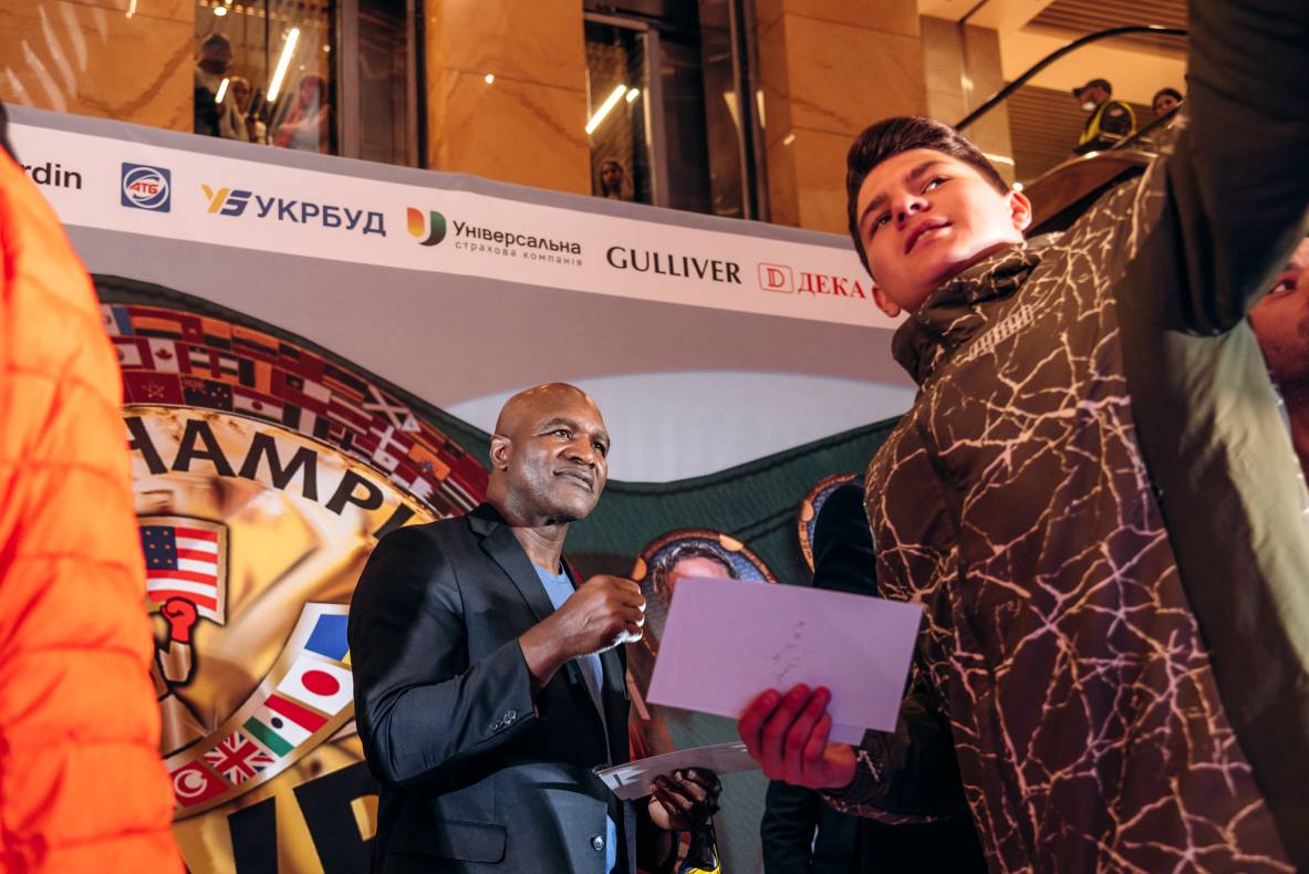 Зустріч з легендами світового боксу — Холіфілдом, Льюїсом та Кличком image-119