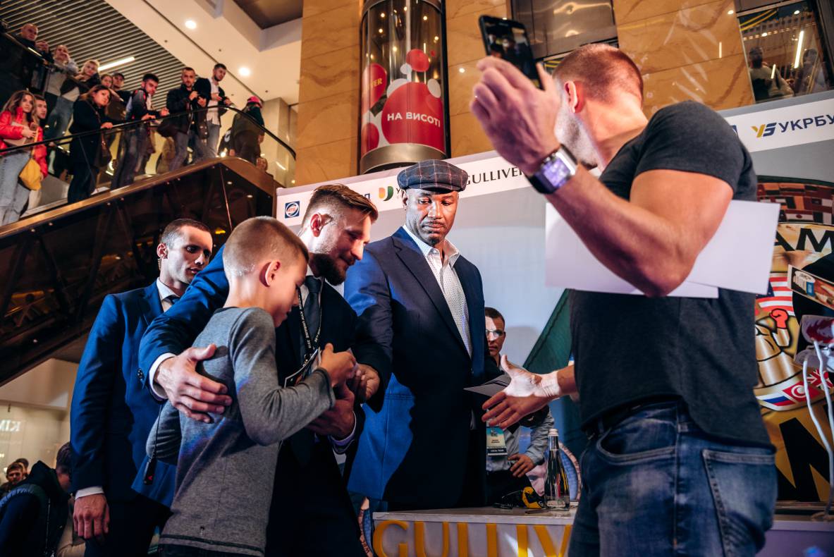 Зустріч з легендами світового боксу — Холіфілдом, Льюїсом та Кличком image-120