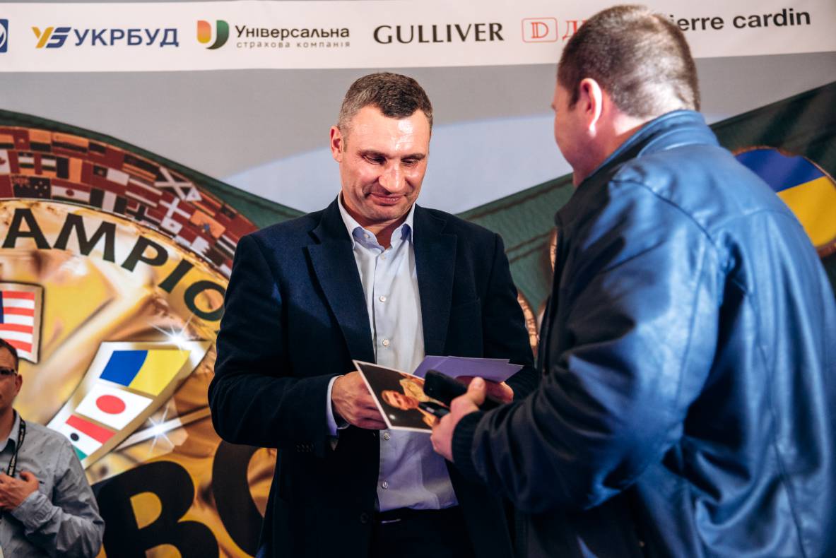 Зустріч з легендами світового боксу — Холіфілдом, Льюїсом та Кличком image-125