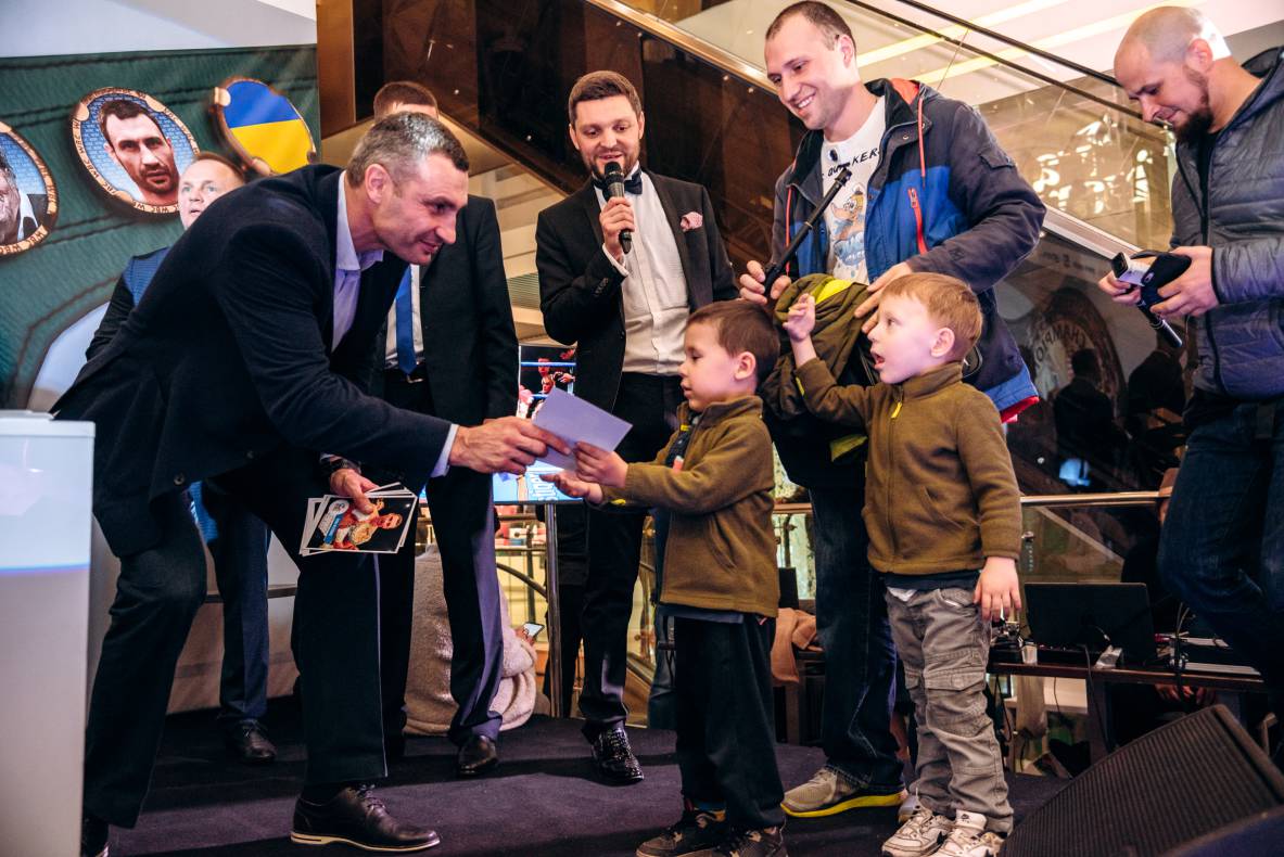 Зустріч з легендами світового боксу — Холіфілдом, Льюїсом та Кличком image-127