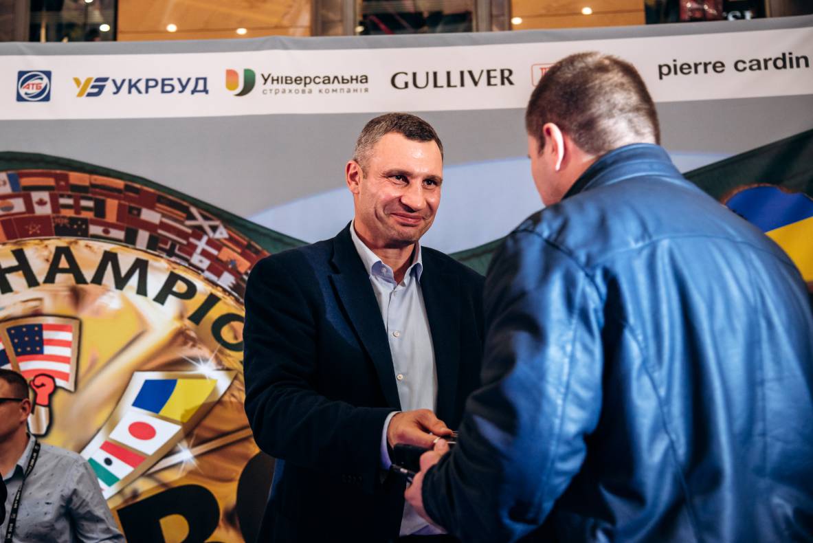 Зустріч з легендами світового боксу — Холіфілдом, Льюїсом та Кличком image-128