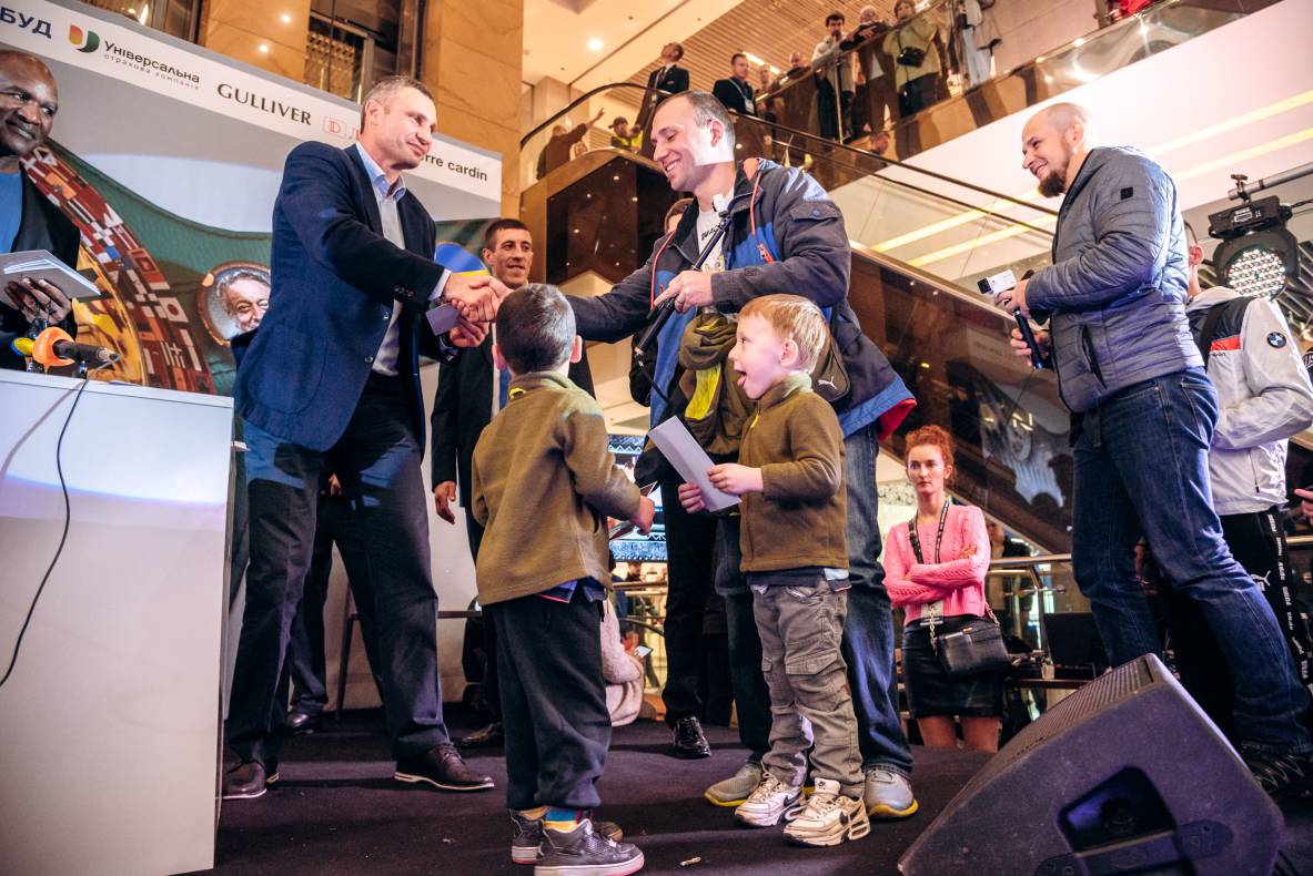 Зустріч з легендами світового боксу — Холіфілдом, Льюїсом та Кличком image-130