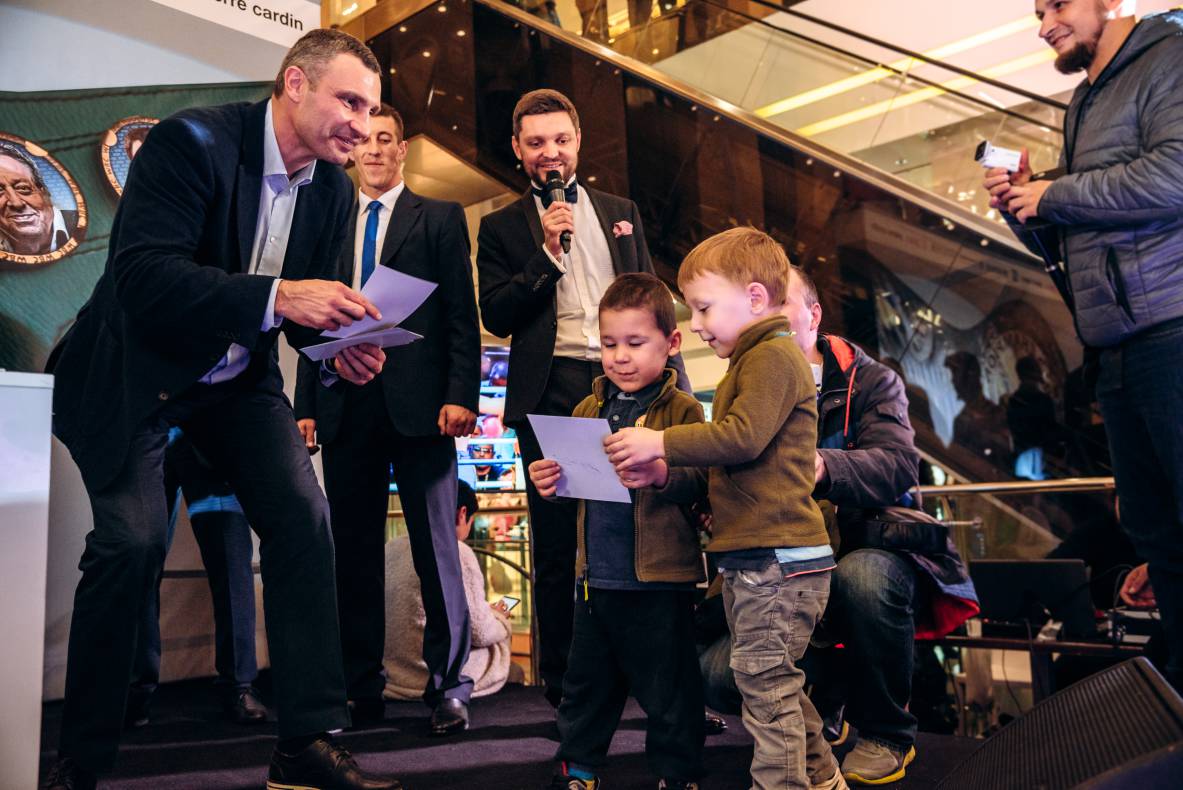 Зустріч з легендами світового боксу — Холіфілдом, Льюїсом та Кличком image-131