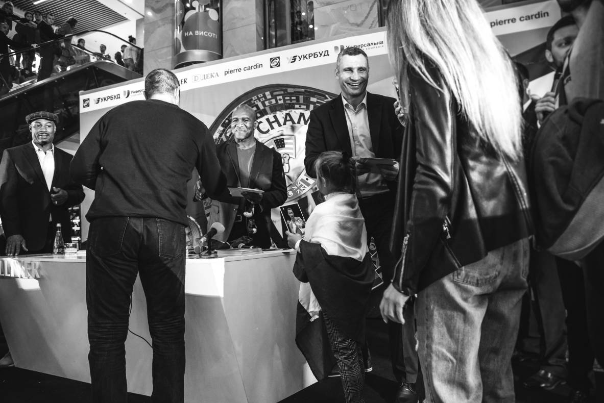 Зустріч з легендами світового боксу — Холіфілдом, Льюїсом та Кличком image-135