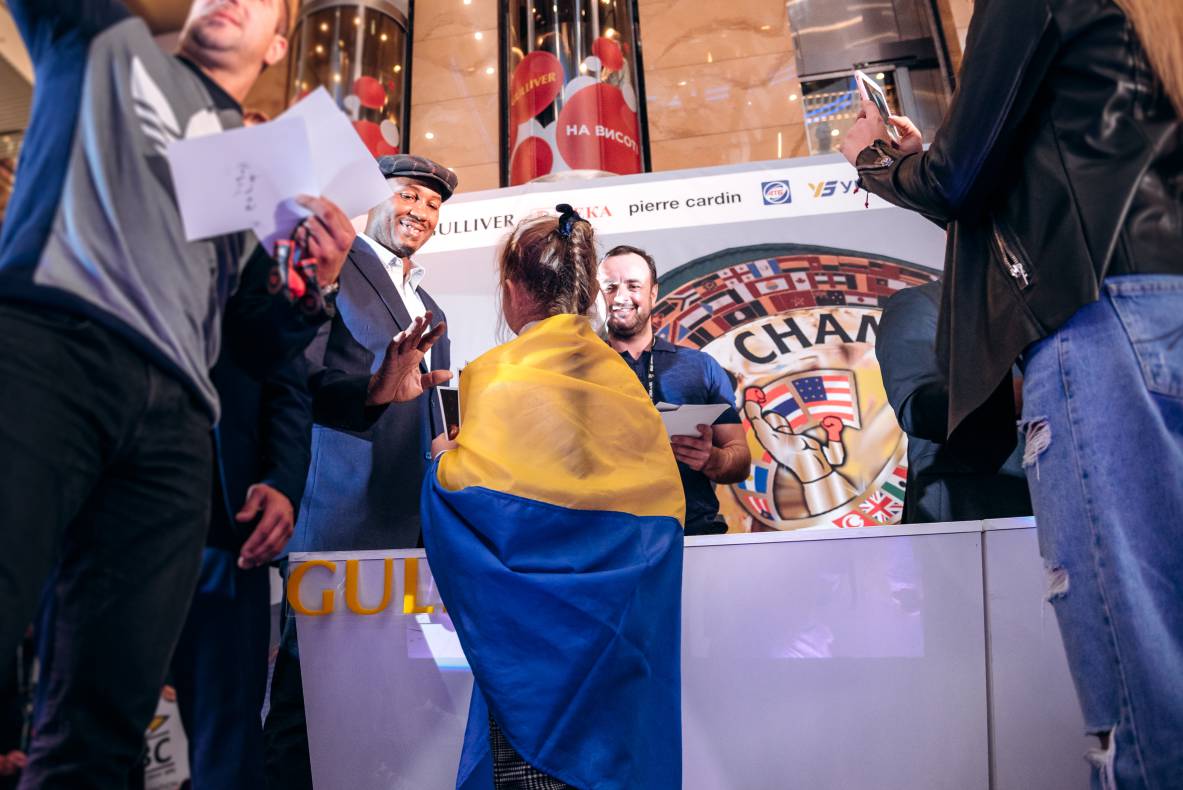 Зустріч з легендами світового боксу — Холіфілдом, Льюїсом та Кличком image-136