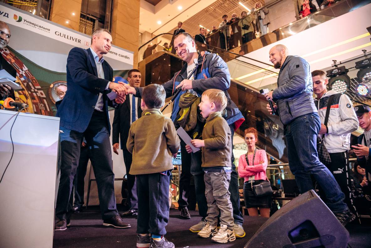 Зустріч з легендами світового боксу — Холіфілдом, Льюїсом та Кличком image-138