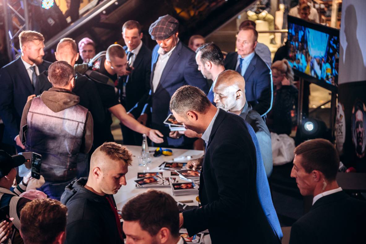 Зустріч з легендами світового боксу — Холіфілдом, Льюїсом та Кличком image-141