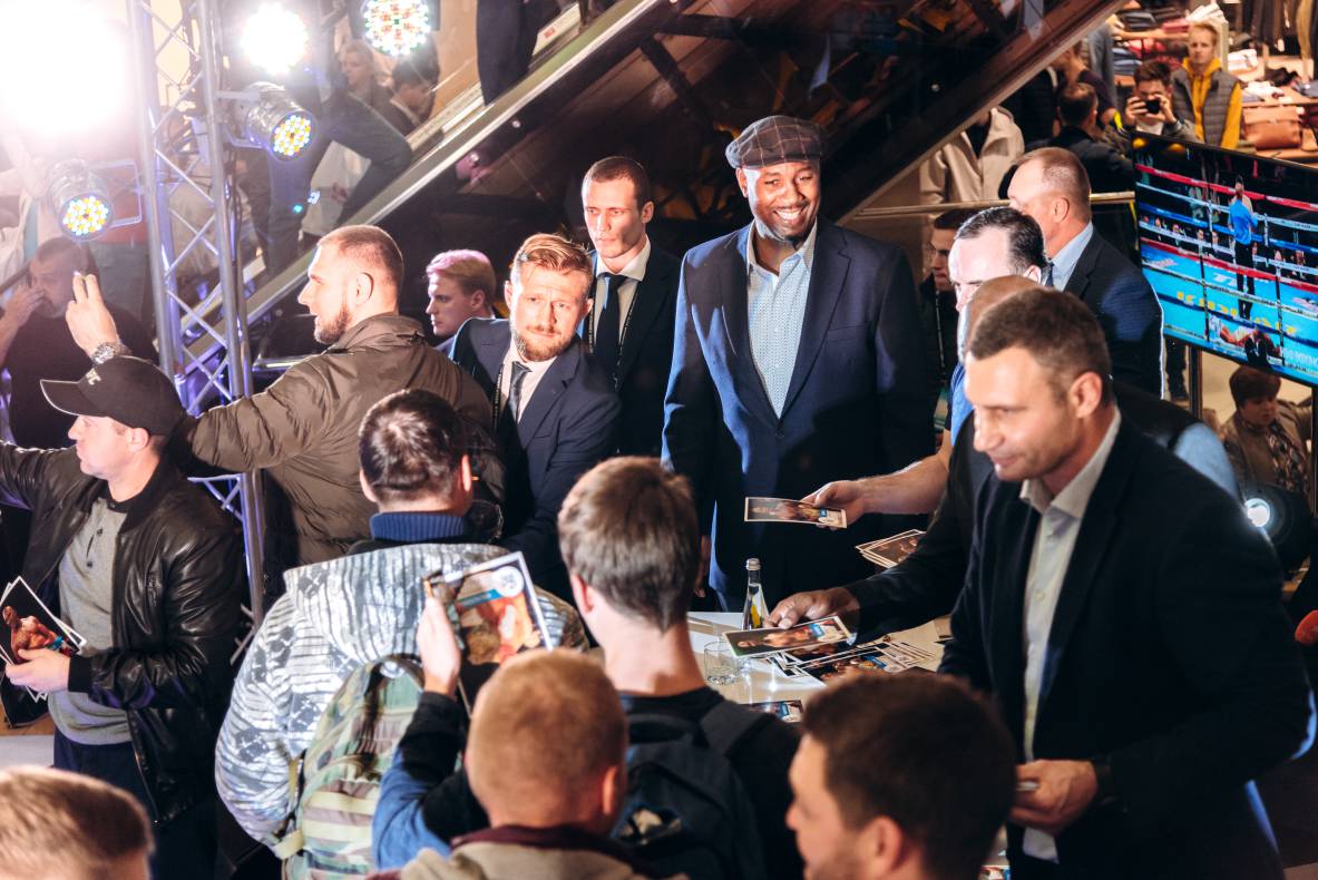 Зустріч з легендами світового боксу — Холіфілдом, Льюїсом та Кличком image-157