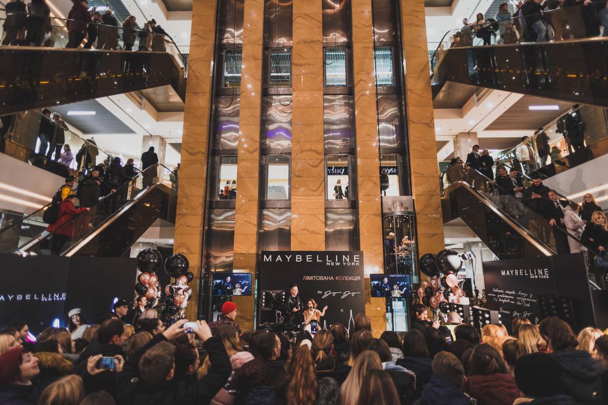 Presentation of the limited edition Maybelline NY collection from DoDo image-8