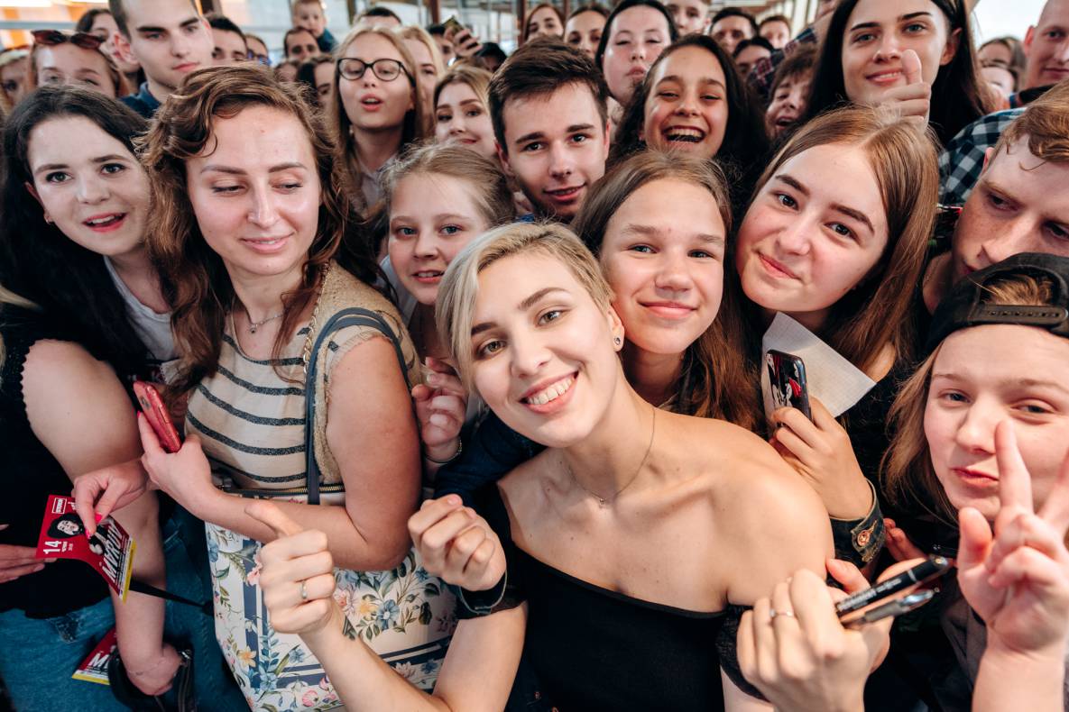 Фан встреча. Фан встреча картинка. Fan meeting. Crystal pa met with Fans.