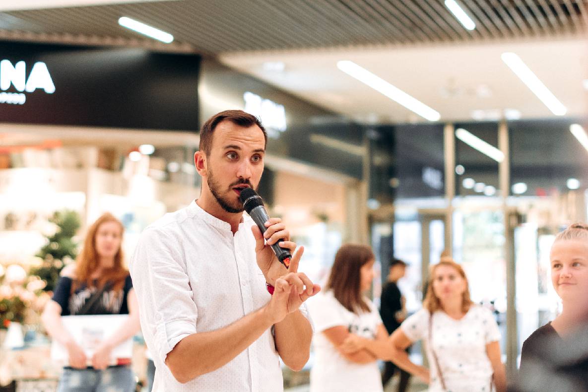 Sonia Plakdyuk&#039;s autograph session — Angry Birds 2 image-0