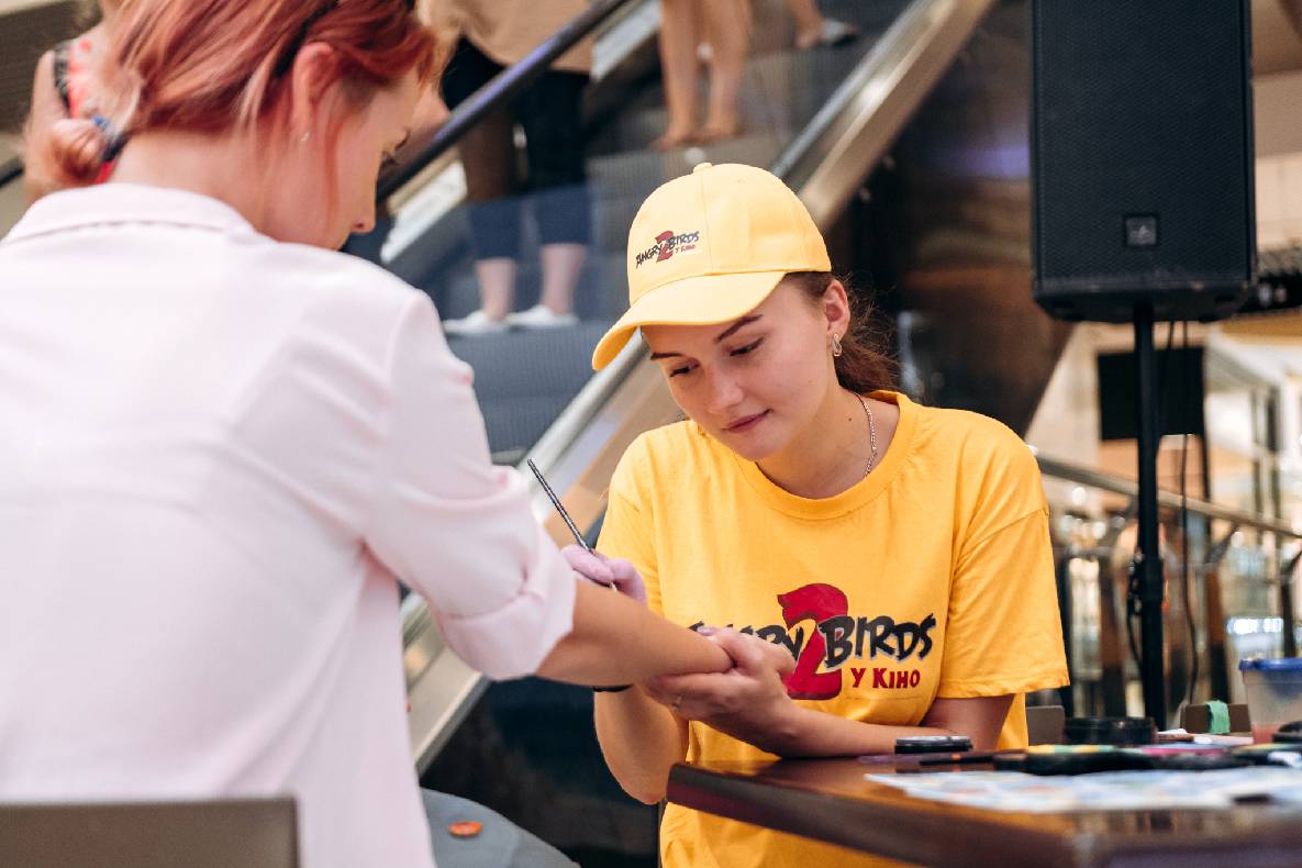 Sonia Plakdyuk&#039;s autograph session — Angry Birds 2 image-41