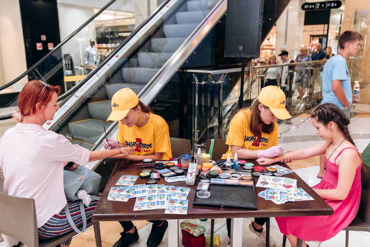Sonia Plakdyuk&#039;s autograph session — Angry Birds 2 image-47