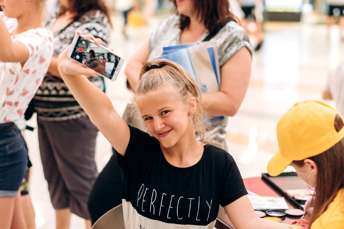 Sonia Plakdyuk&#039;s autograph session — Angry Birds 2 image-65