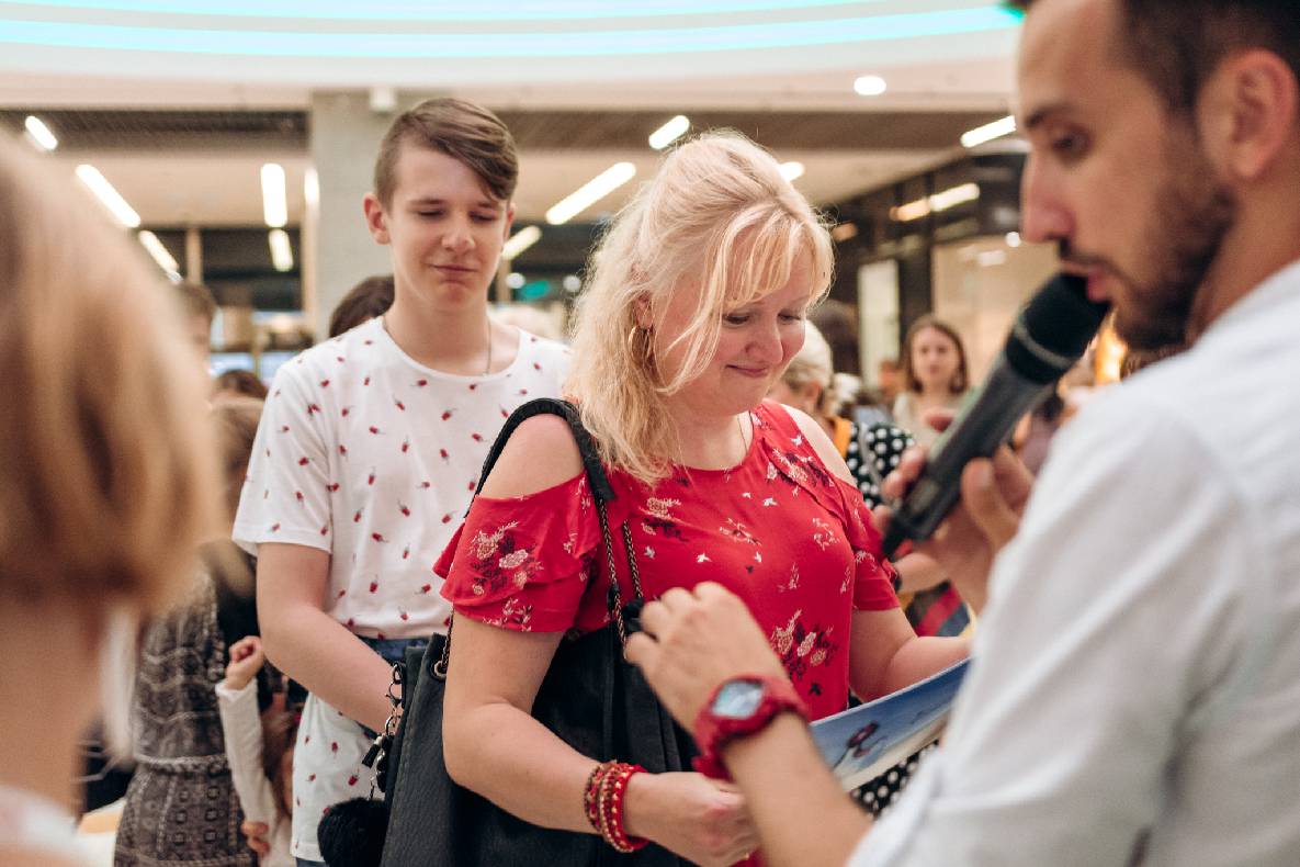 Sonia Plakdyuk&#039;s autograph session — Angry Birds 2 image-95